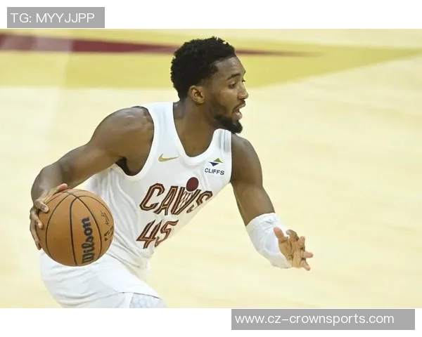 内外结合！米切尔与小莫布里上半场各自贡献12分5篮板2助攻表现出色