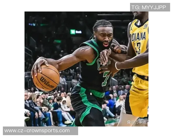 杰伦布朗轻松发挥9投5中贡献15分7篮板4助攻展现全能实力